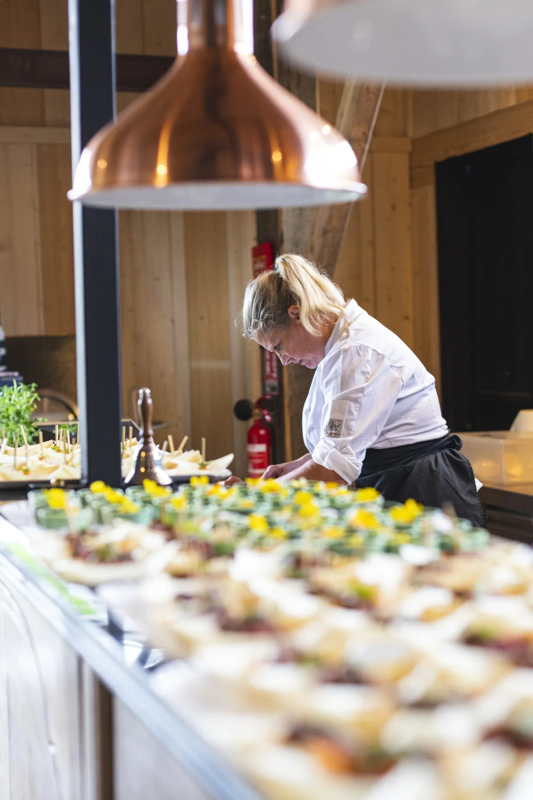 Chef préparant une réception au Domaine du Tertre Ychot