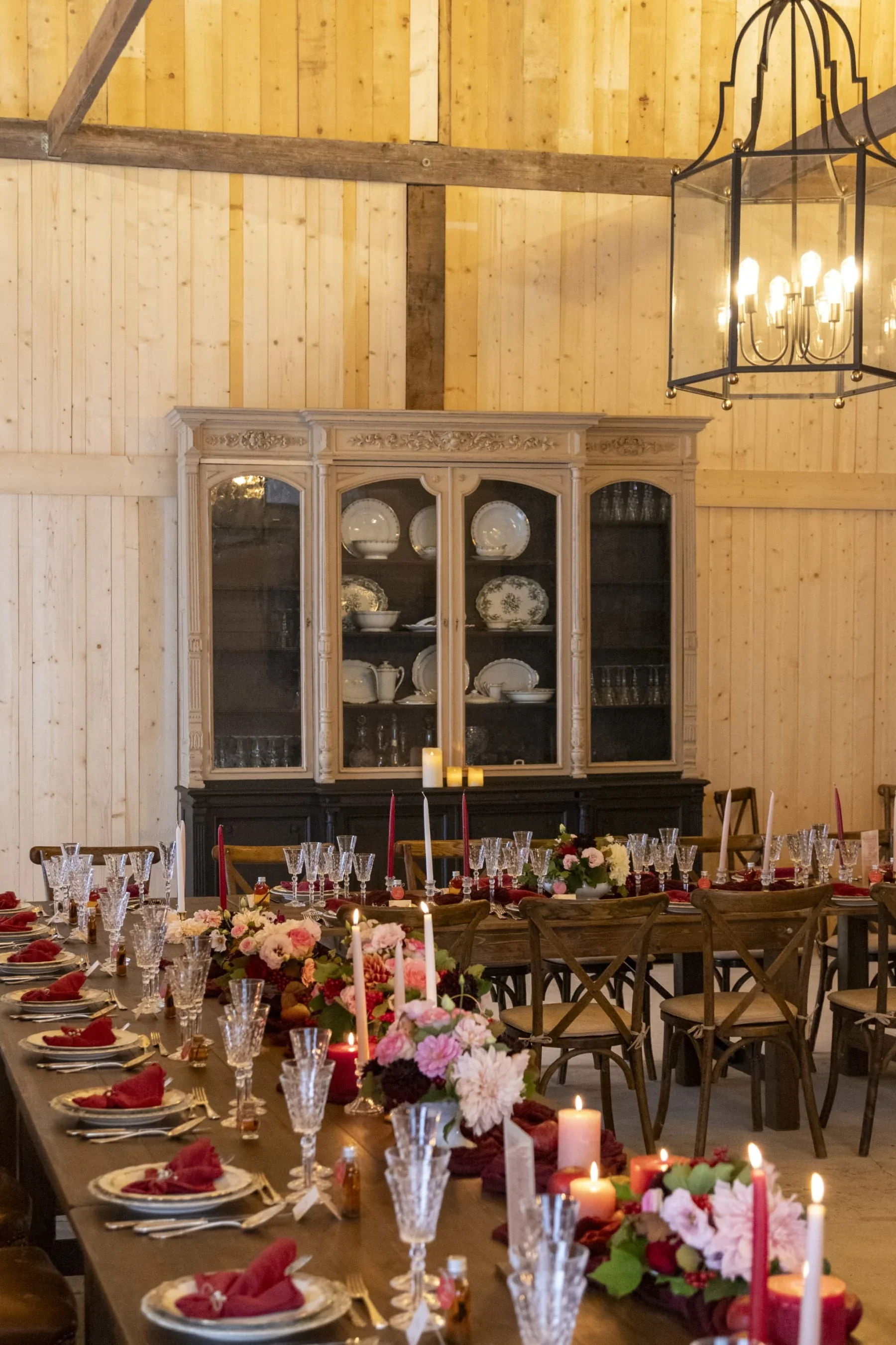 Salle à manger décorée pour un mariage au Domaine du Tertre Ychot